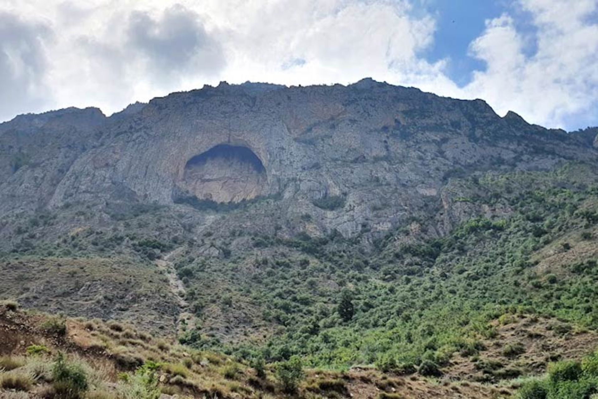 غار اسپهبد خورشید در دل طبیعت شمال