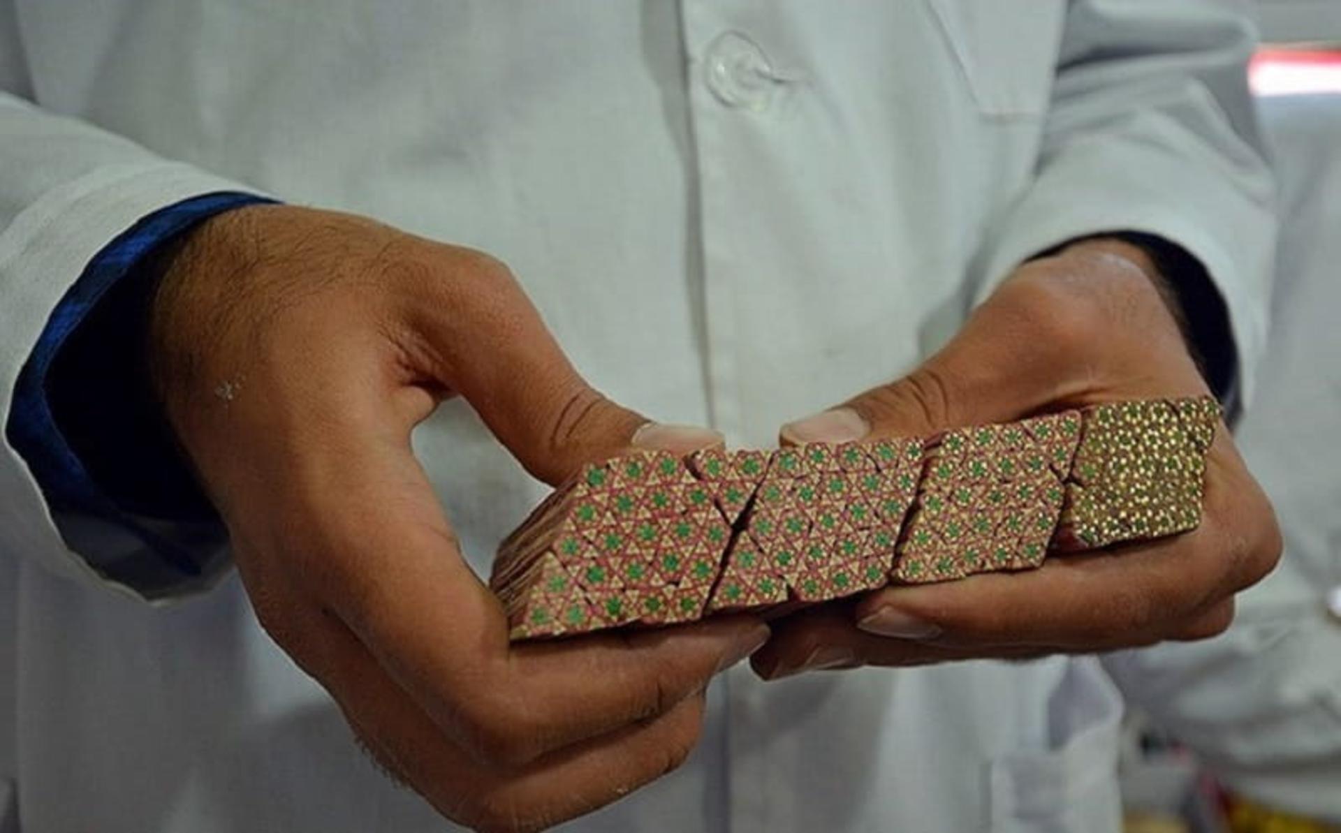 قرار دادن تکه های خاتم در کنار یکدیگر