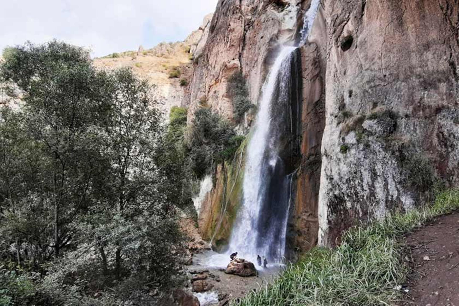 جریان دائمی آب در آبشار شاهاندشت