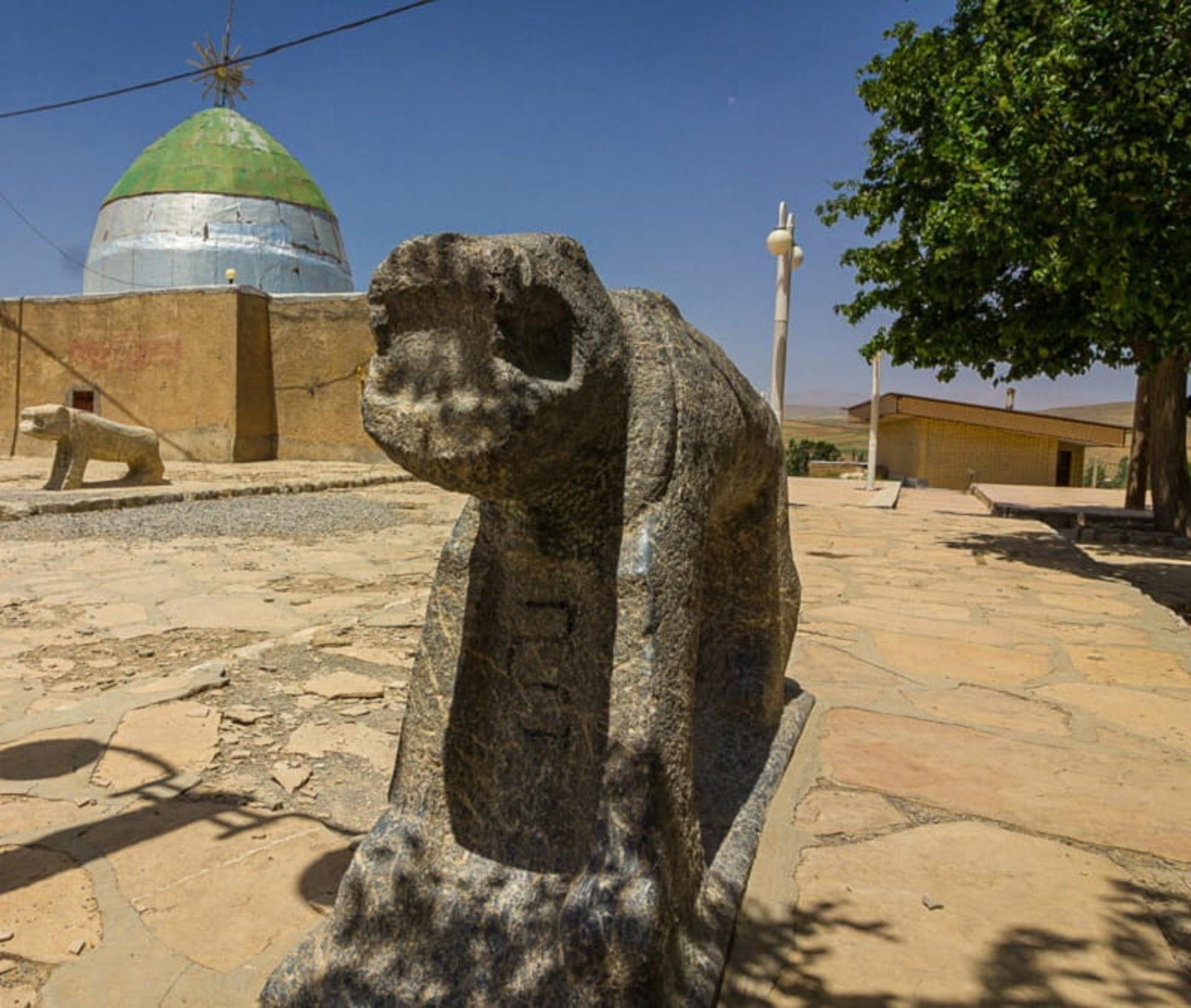 نمای بیرونی مقبره کاوه آهنگر