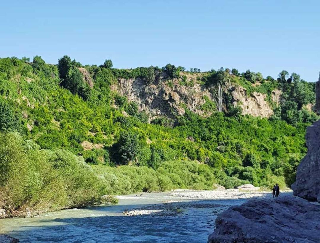 درختان سبز و کوهستان حاشیه رودخانه در کوهمره سرخی شیراز