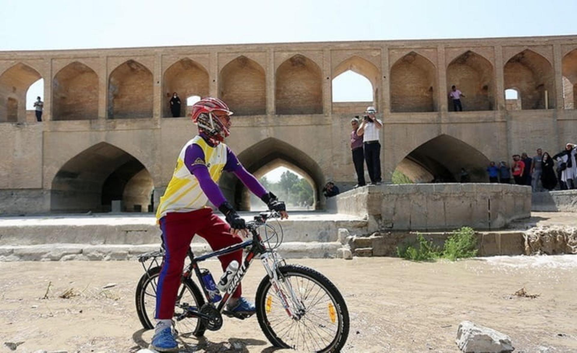 دوچرخه سواری در زاینده رود خشک