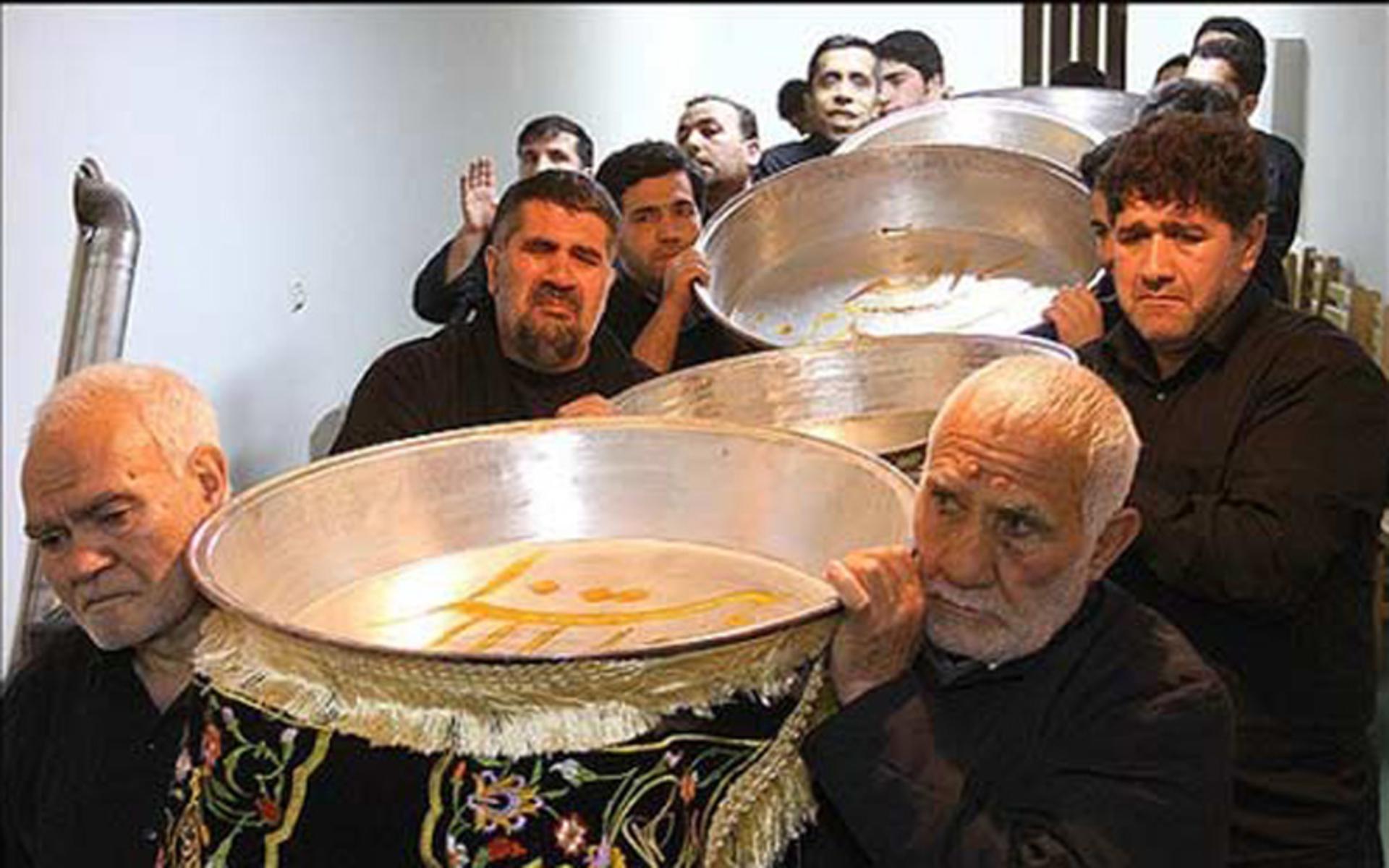عزاداران در حال حمل طشت