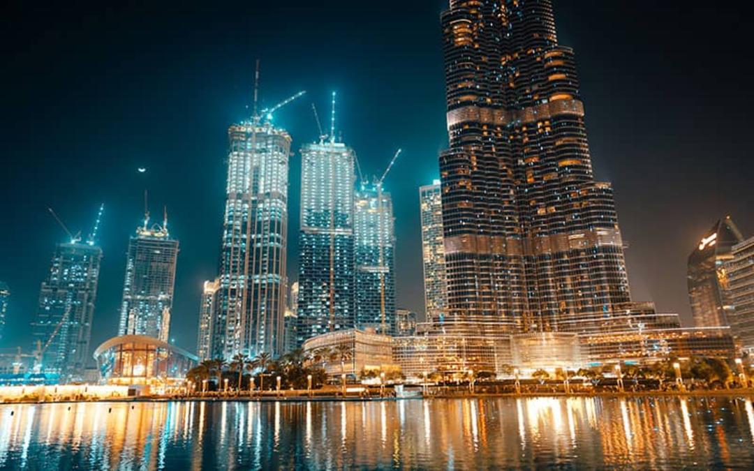 بازتاب نور آسمانخراش های در دریاچه در شب