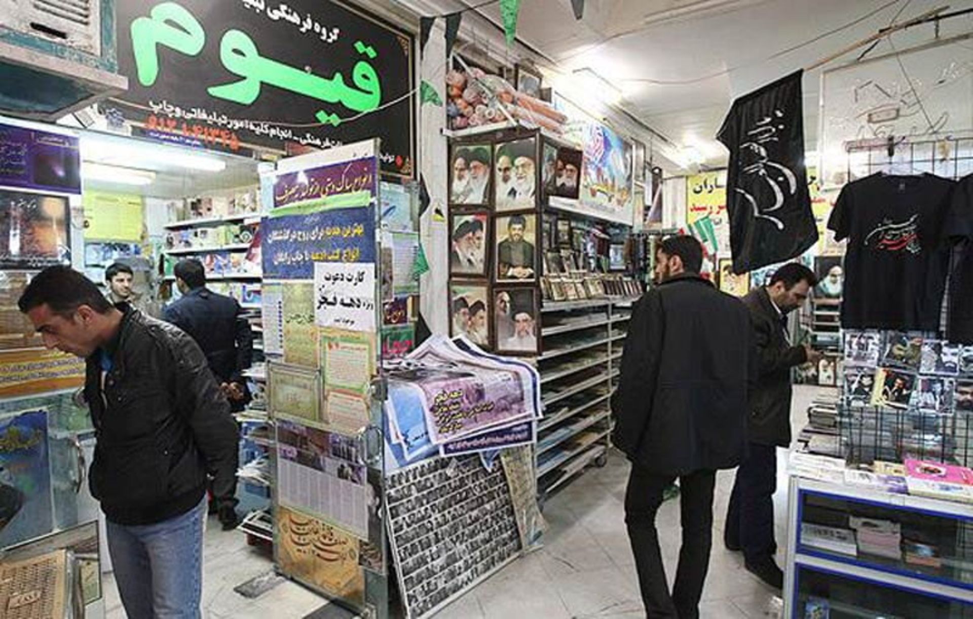 عبور مشتریان در پاساژ مهستان انقلاب تهران