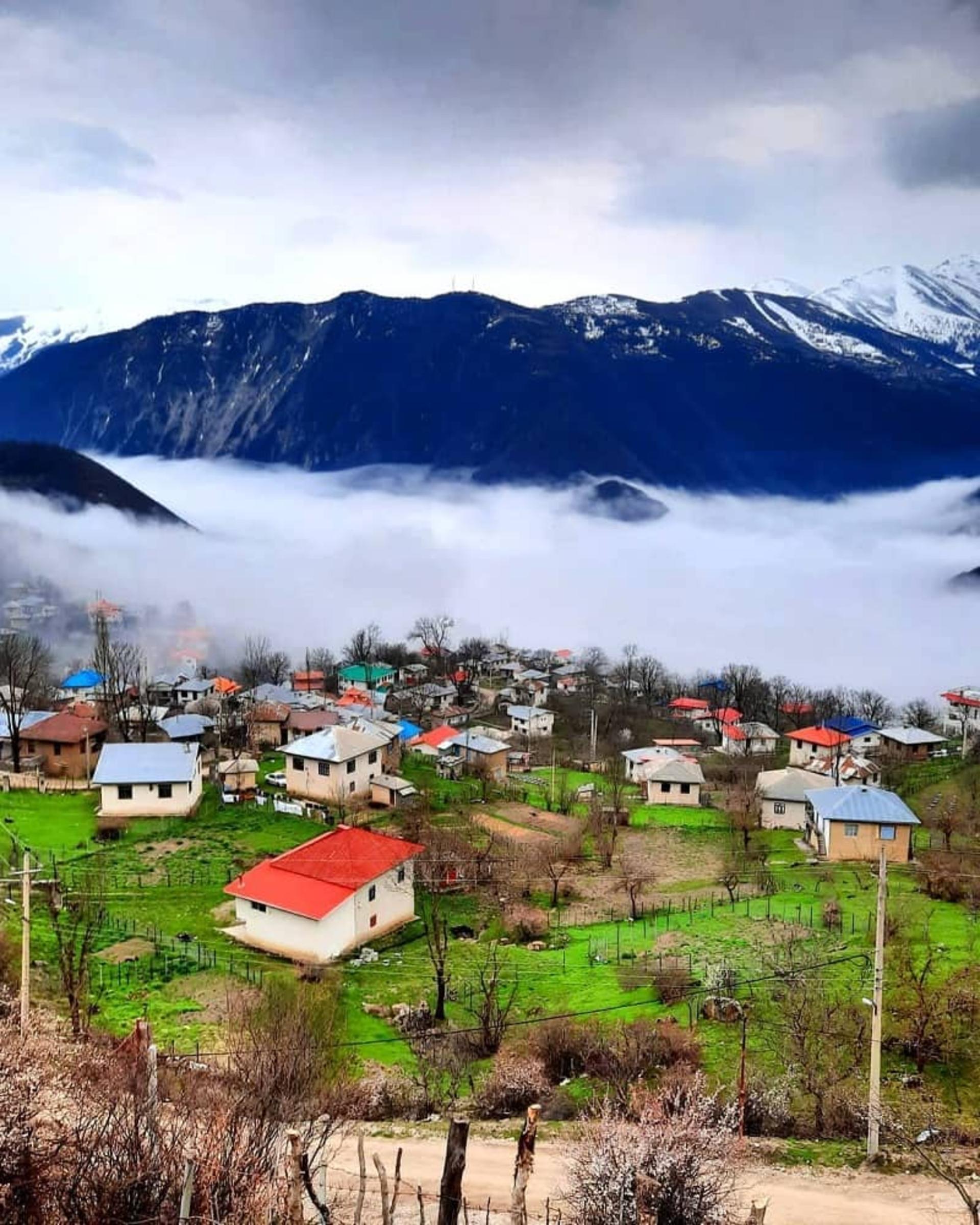 روستای ایزکی در مه