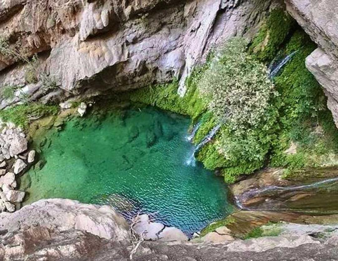 حوضچه تنگه رغز میان صخره ها از نمای بالا