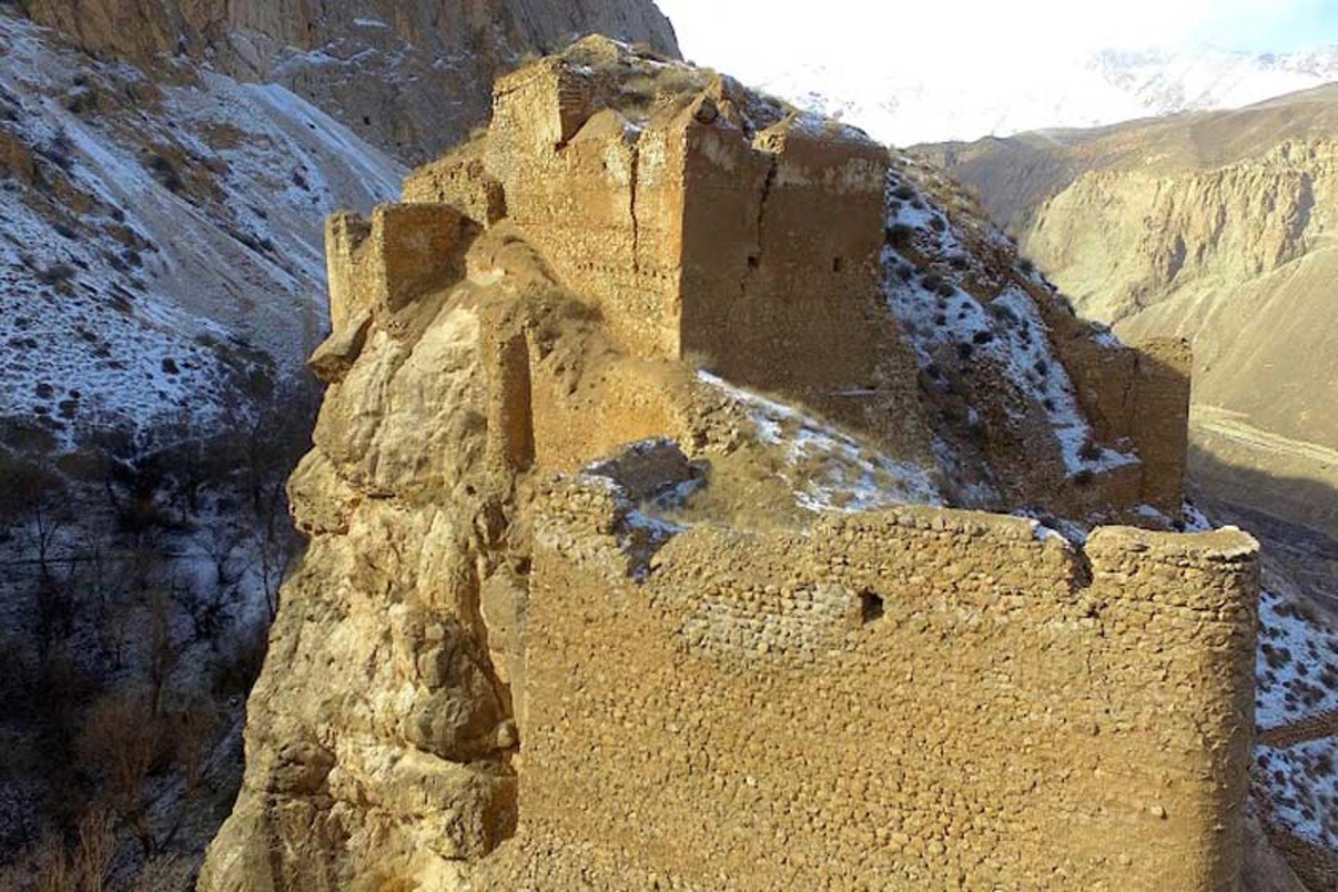 قلعه ملک بهمن در میان برف