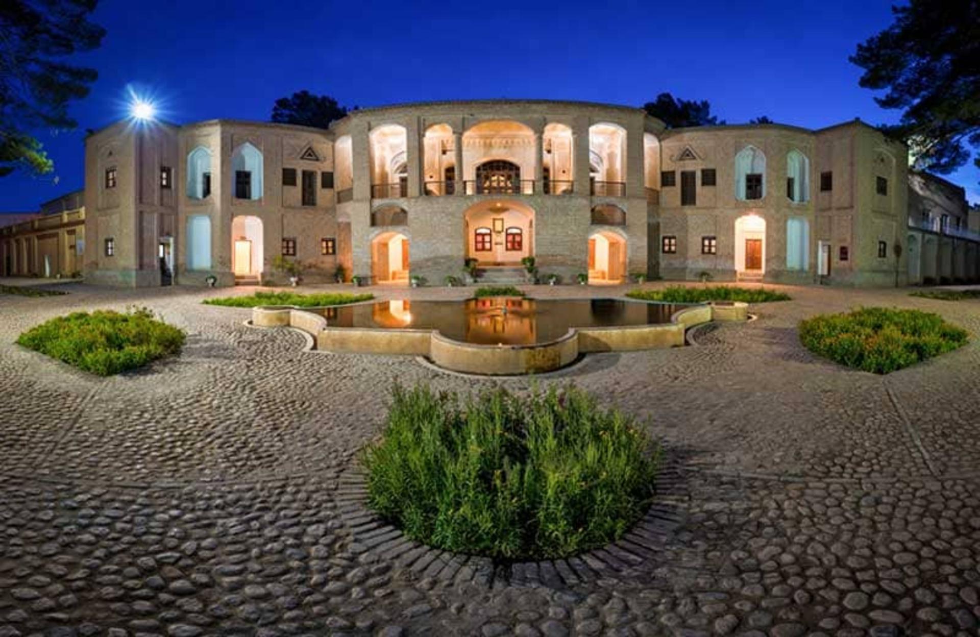 باغ اکبریه در شب