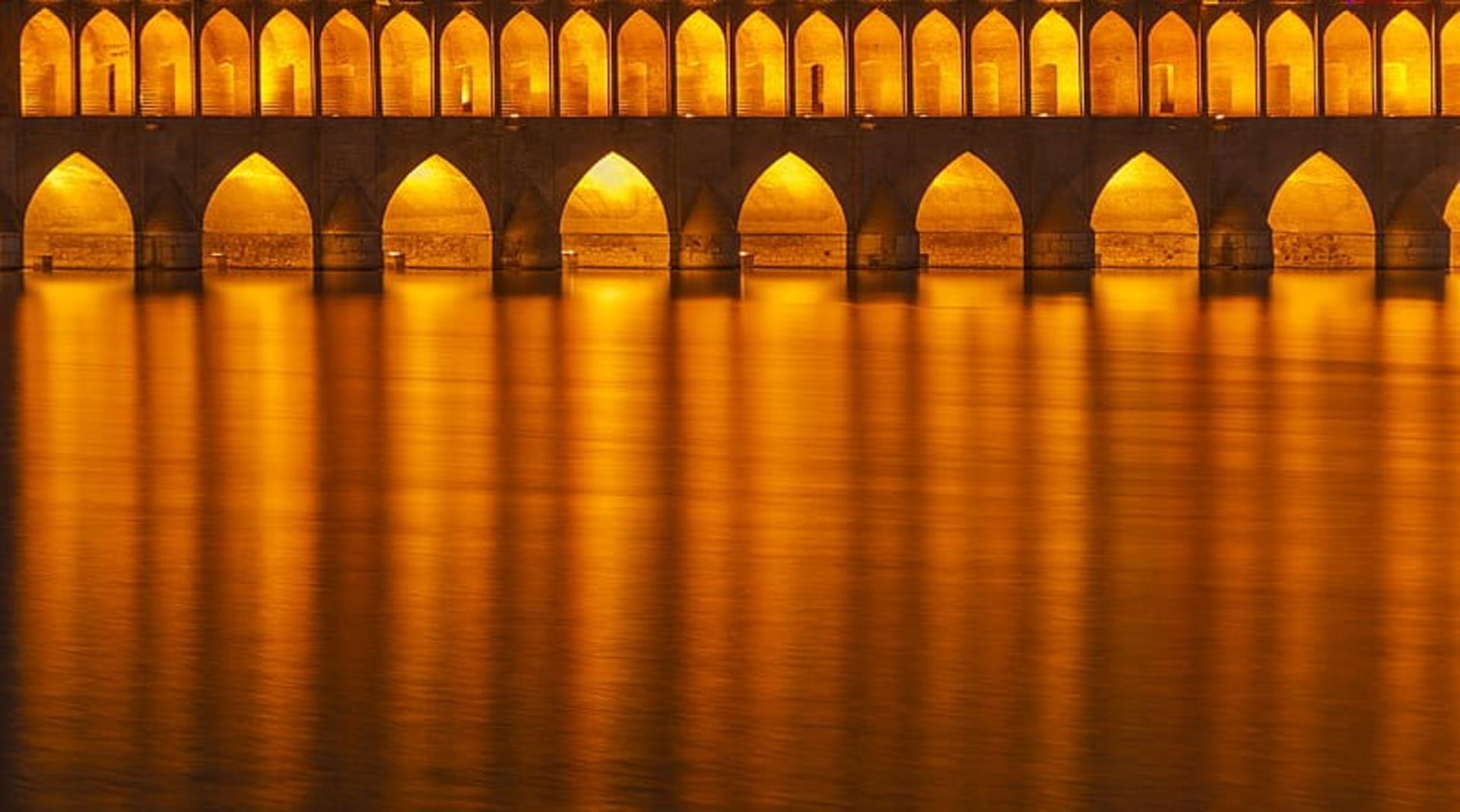 سی و سه پل در شب