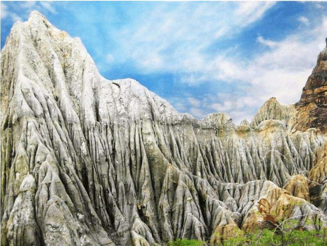 نمایی از کوه های مریخی چابهار زیر آسمان آبی