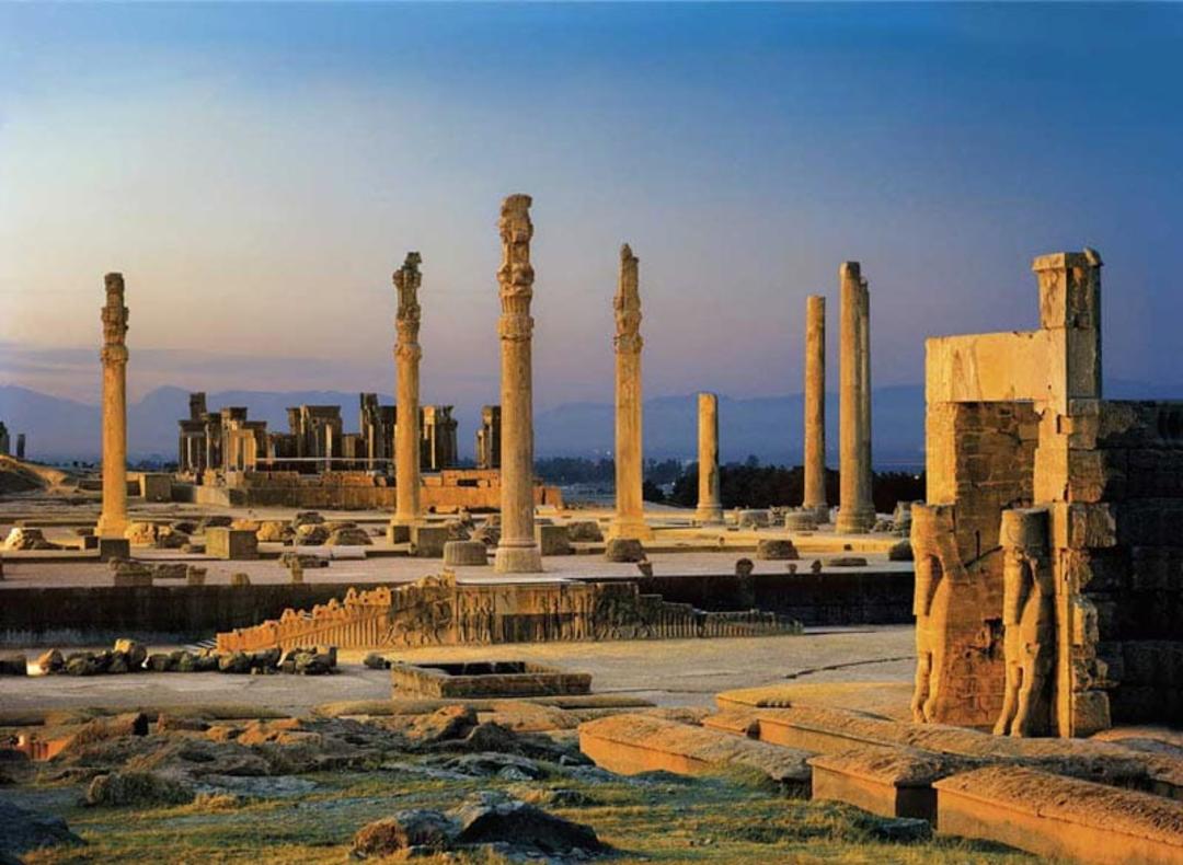 سرستون های کاخ آپادانا در تخت جمشید