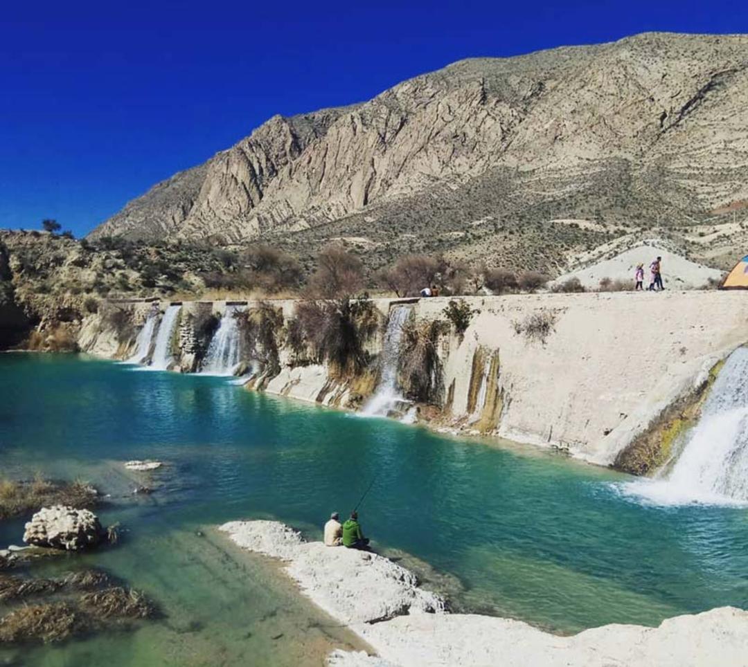 بند بهمن در جوار کوهستان و دریاچه آبی