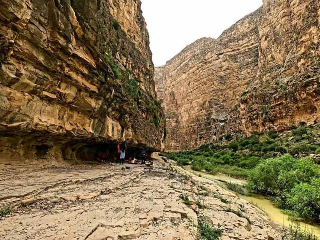 مسیر بین دیواره های تنگه هایقر میان صخره های تراشیده