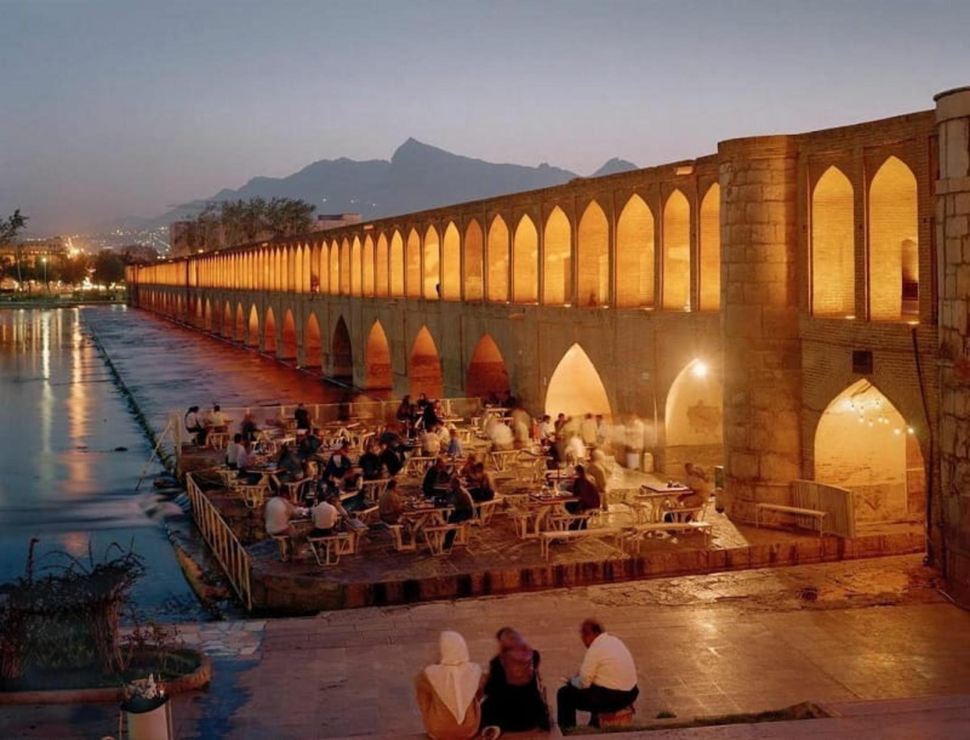 گردشگران در سی و سه پل