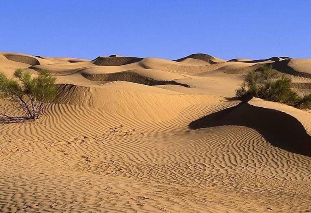 شن های روان در کویر حلوان زیر آسمان ابی