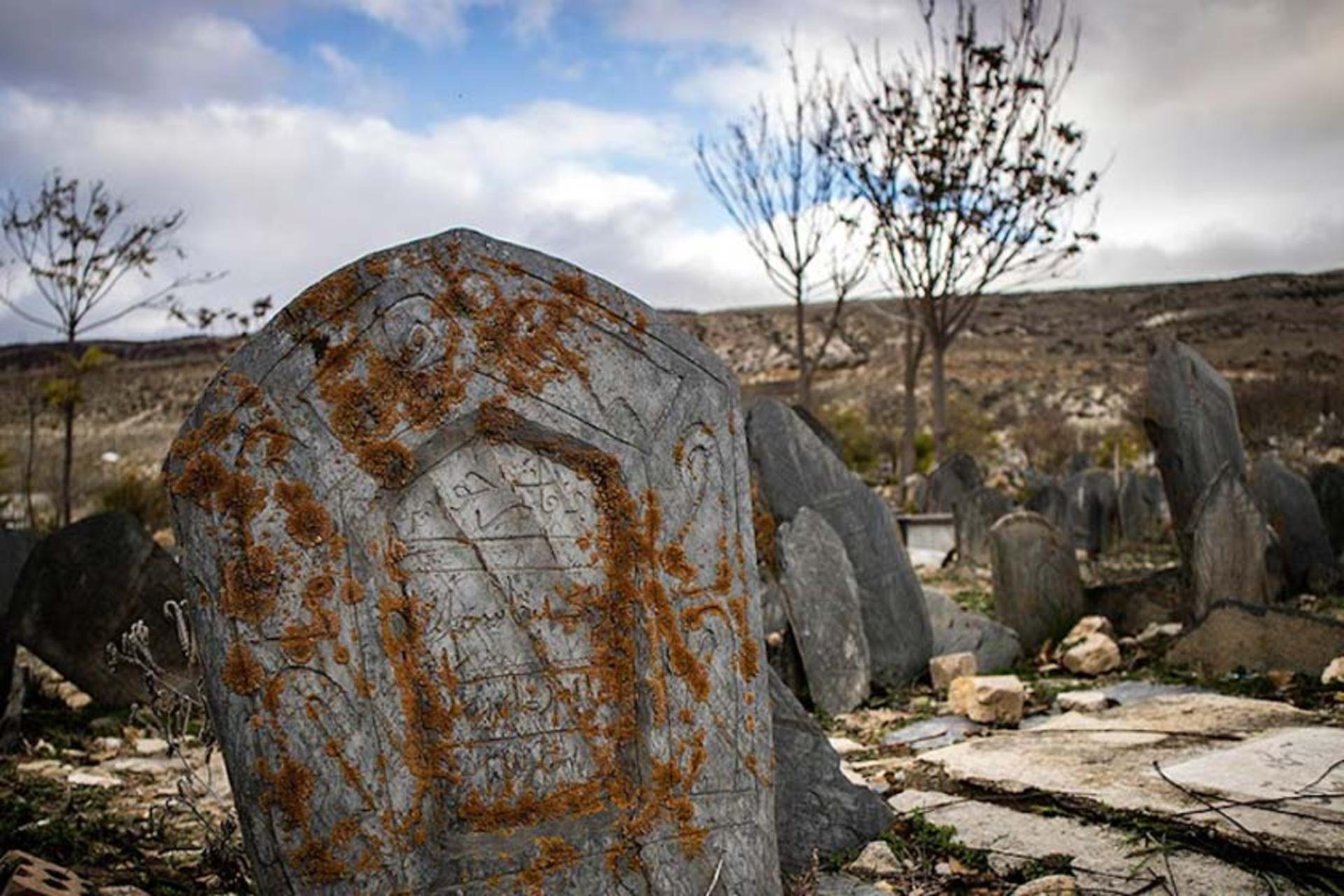 نقوش در سنگ قبرهای قبرستان سفید چاه