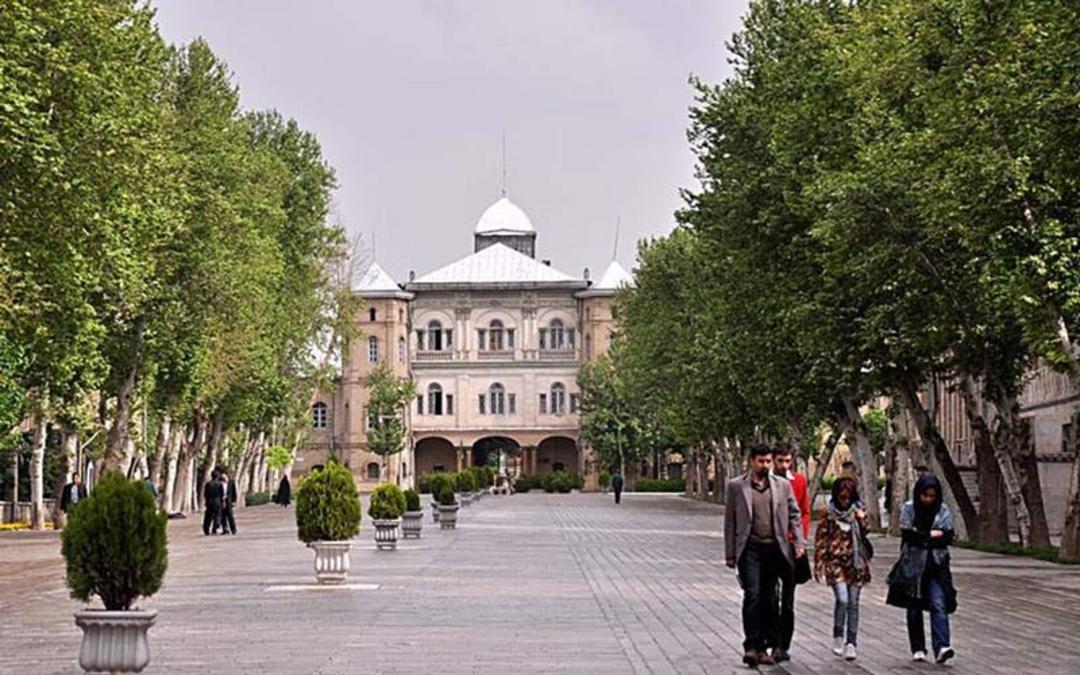 عبور رهگذران از پیاده رو ملل میدان مشق در بهار