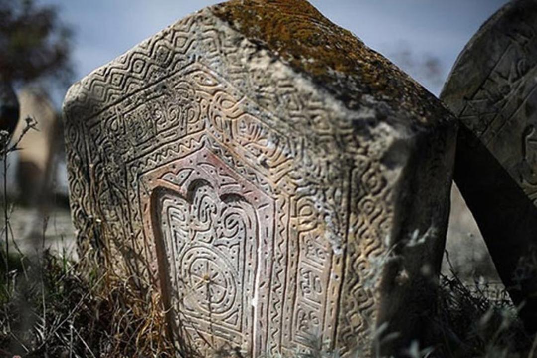 نقوش قبور قبرستان سفید چاه