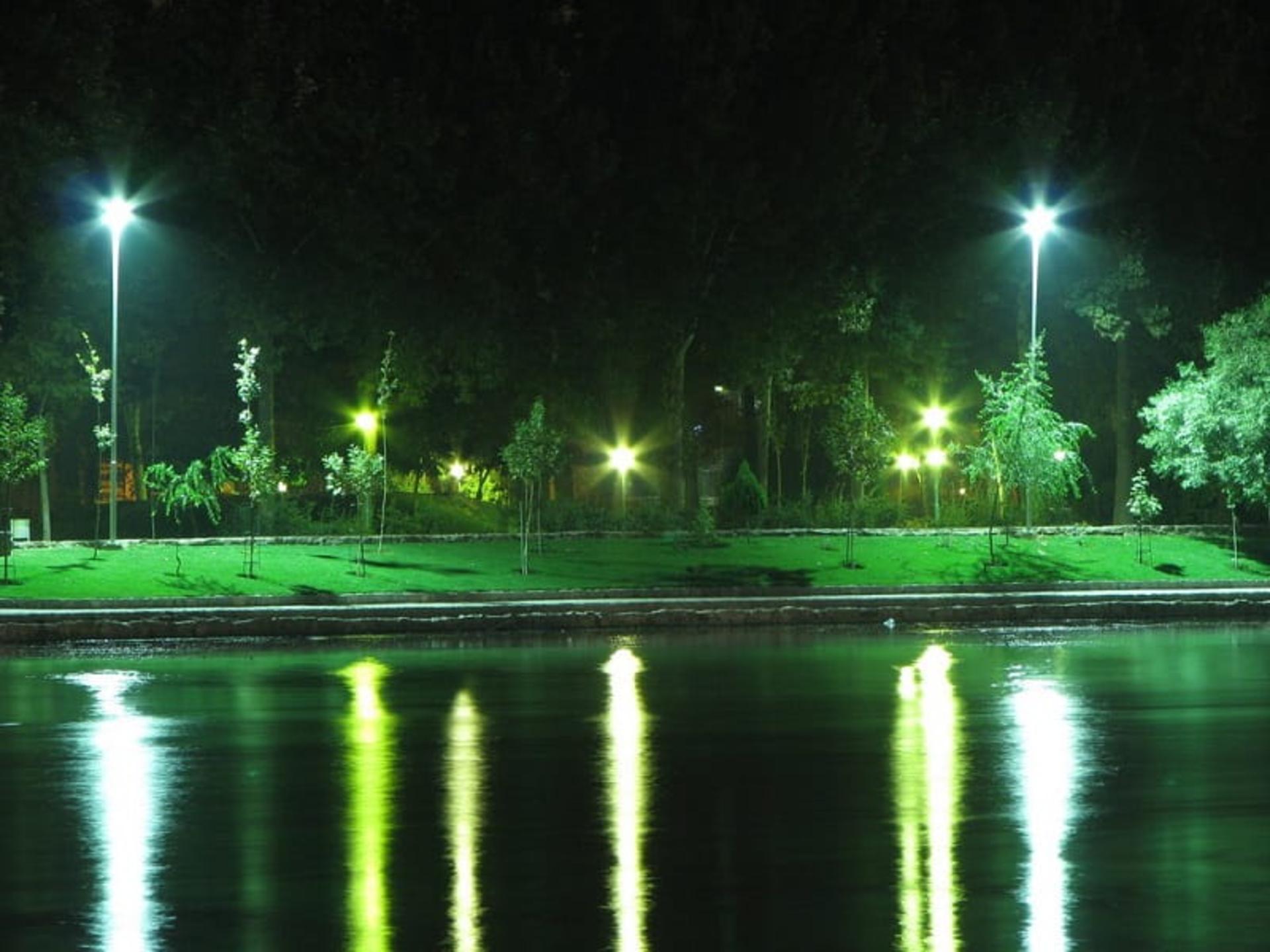 زاینده رود در شب