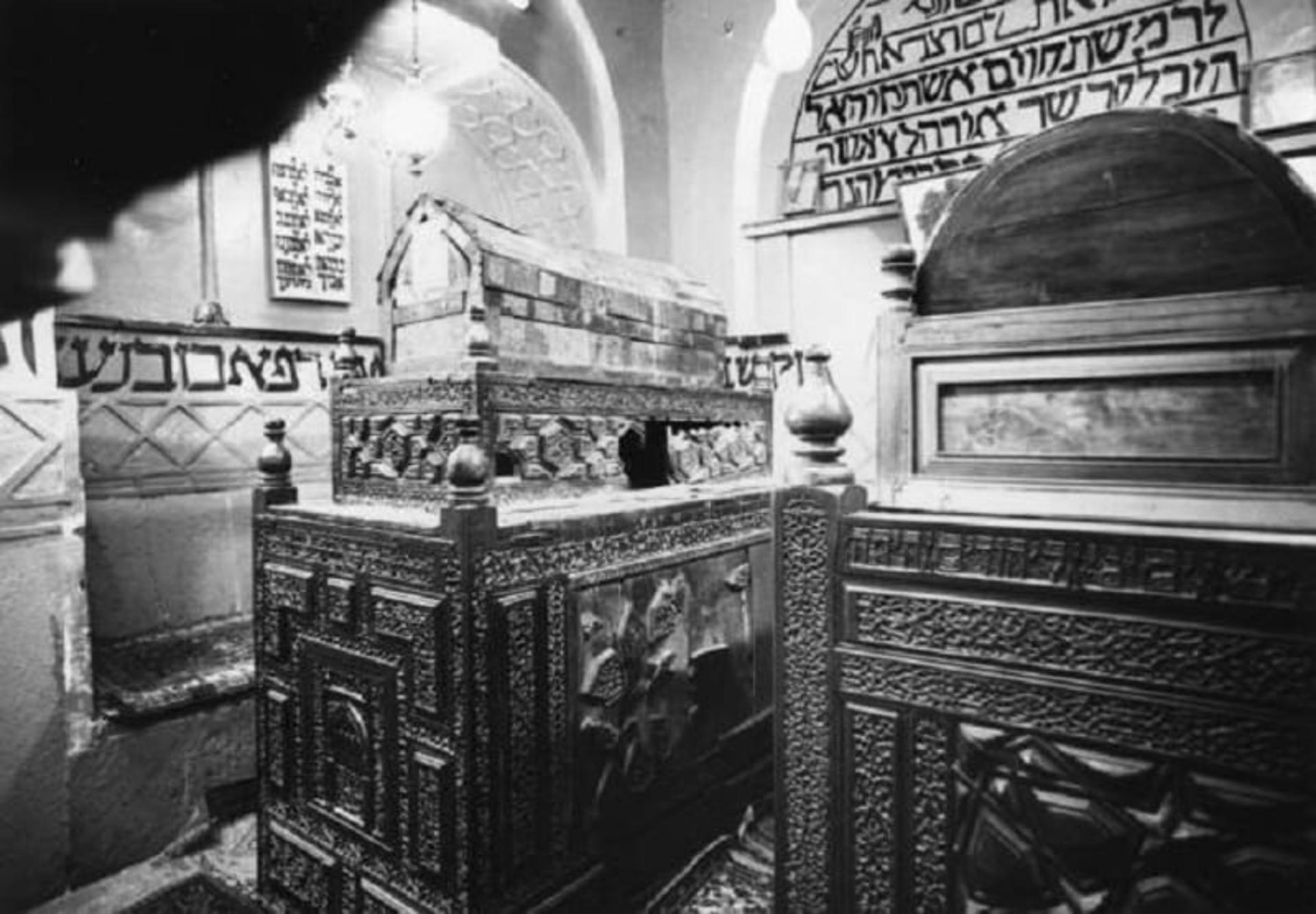 منبت کاری روی صندوق چوبی