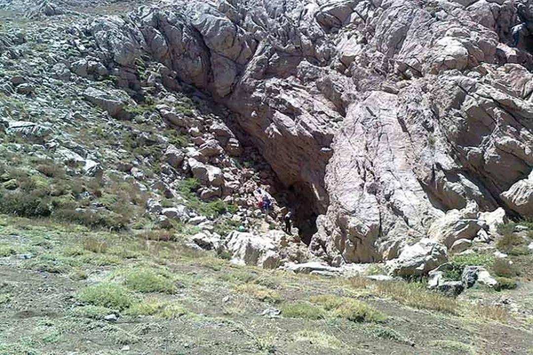 کوهنوردان در کوه پراو و مسیر ورودی غار پراو