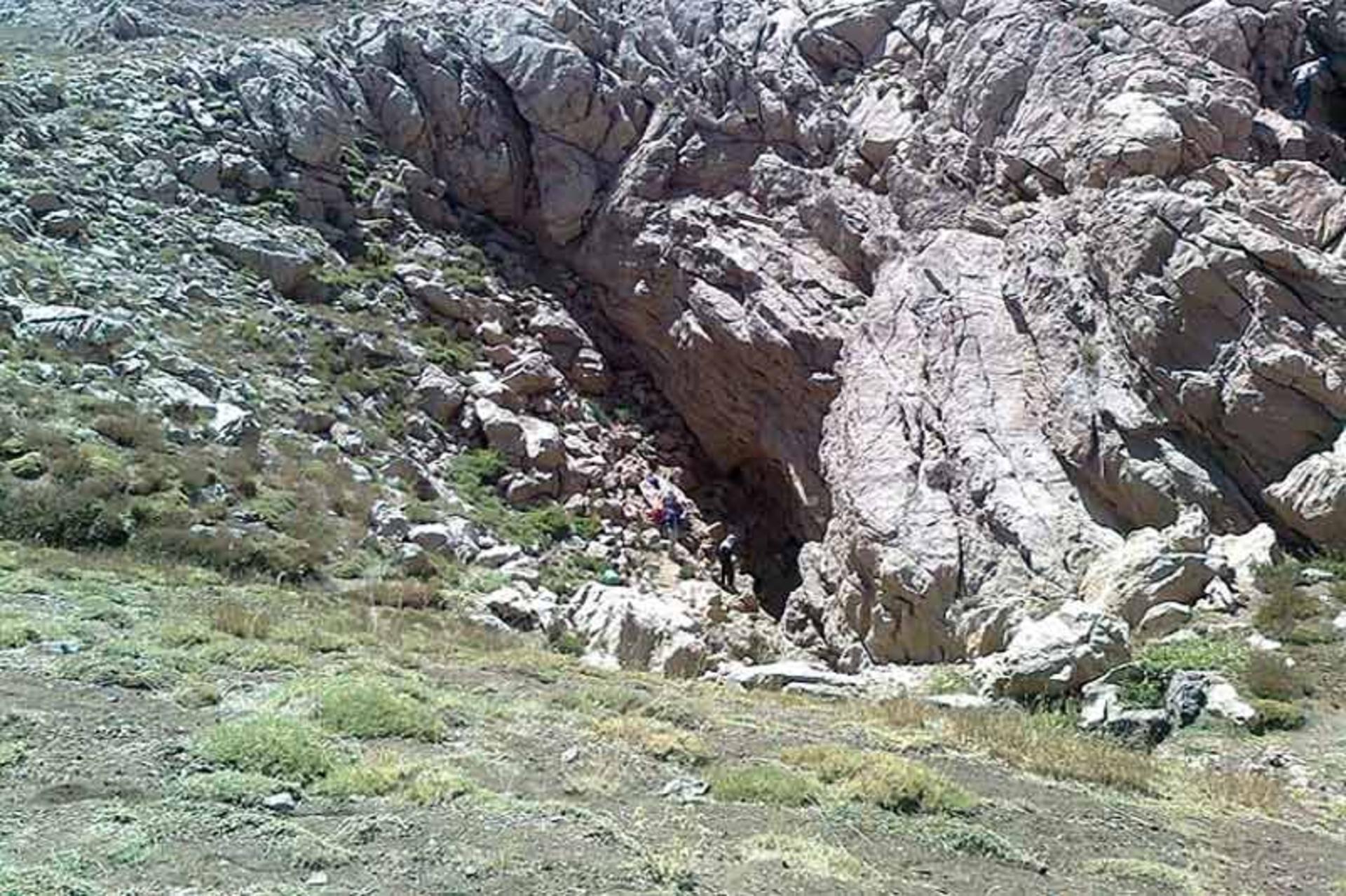 کوهنوردان در کوه پراو و مسیر ورودی غار پراو