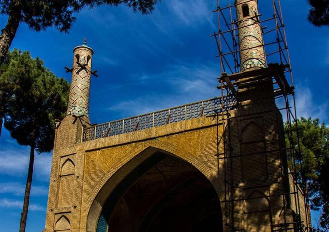 منارجنبان اصفهان زیر آسمان آبی