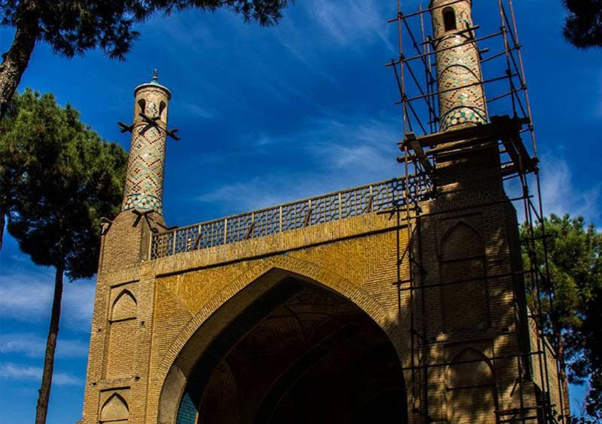 منارجنبان اصفهان زیر آسمان آبی