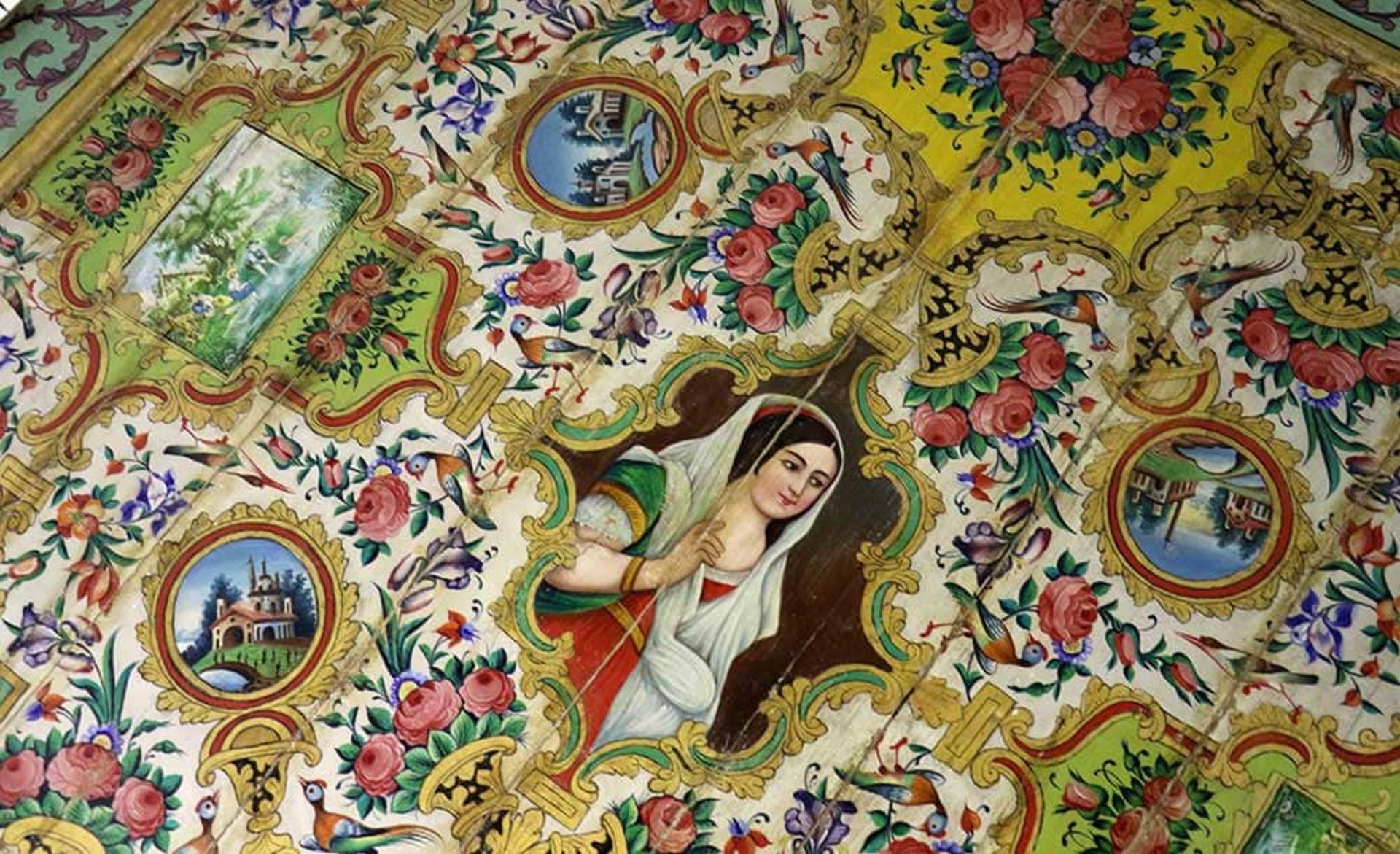 پرتره تصویر زن در کاشی‌کاری باغ نارنجستان