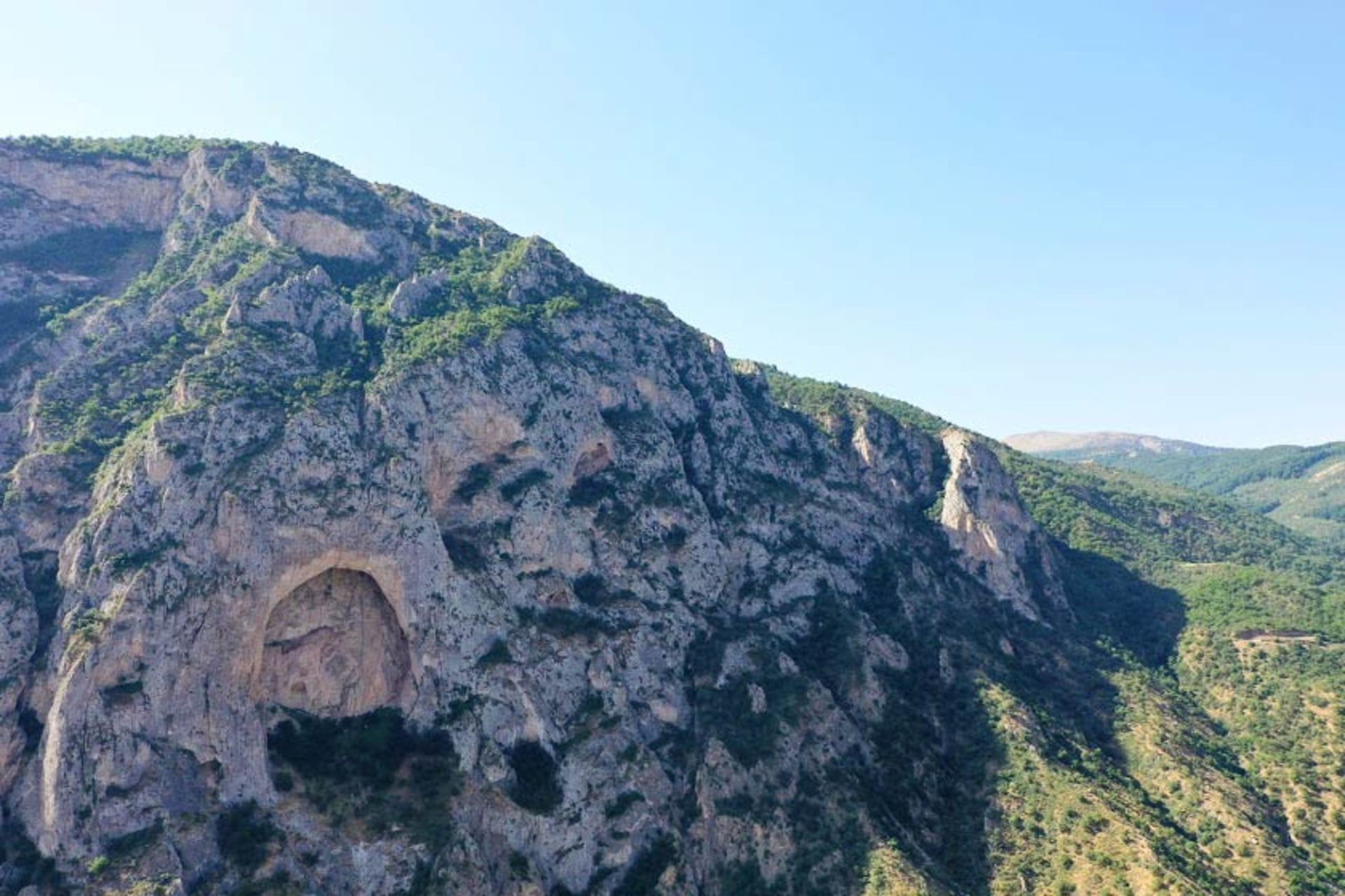 غار اسپهبد خورشید از نمای بالا