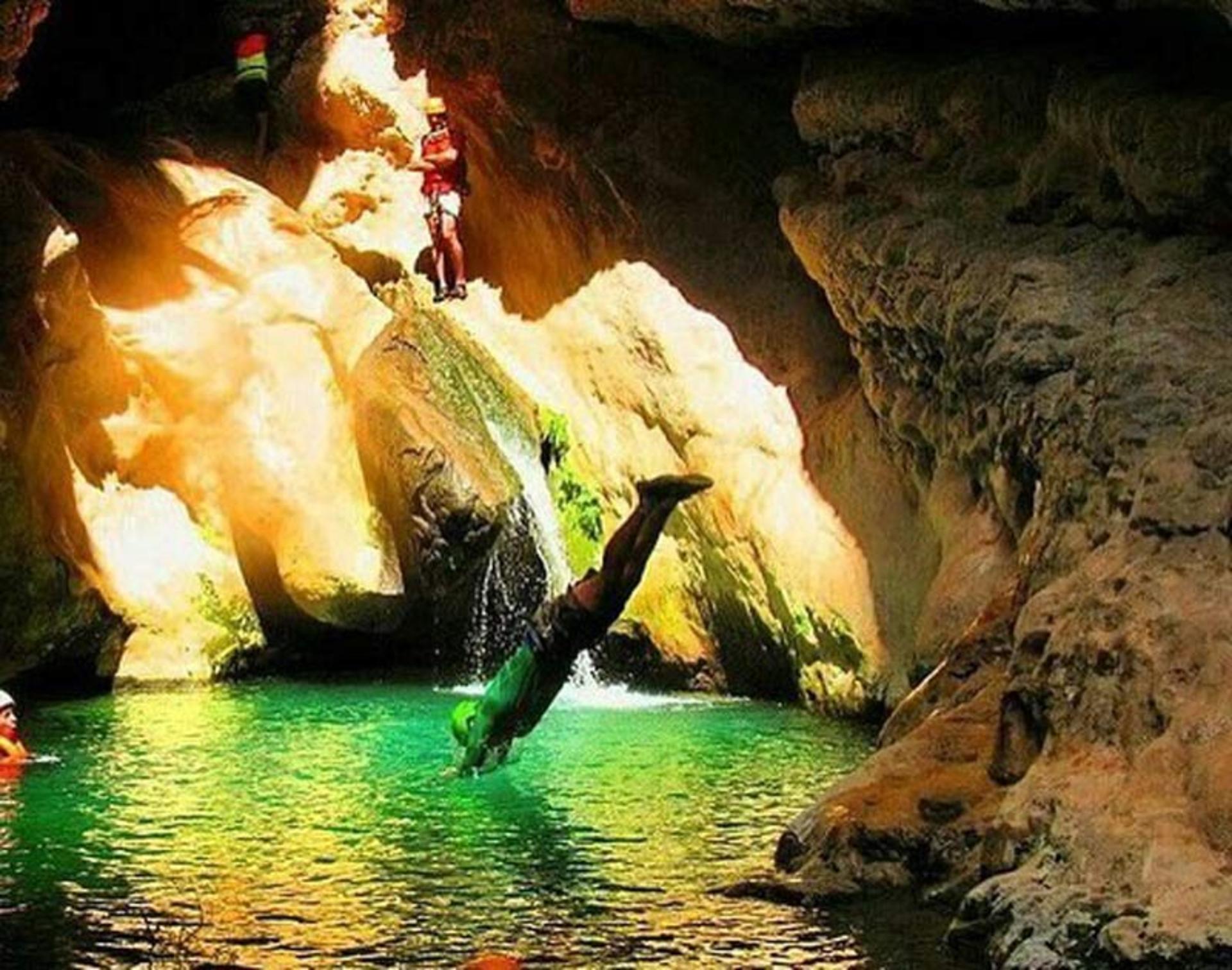شیرجه گردشگر در حوضچه تنگه رغز