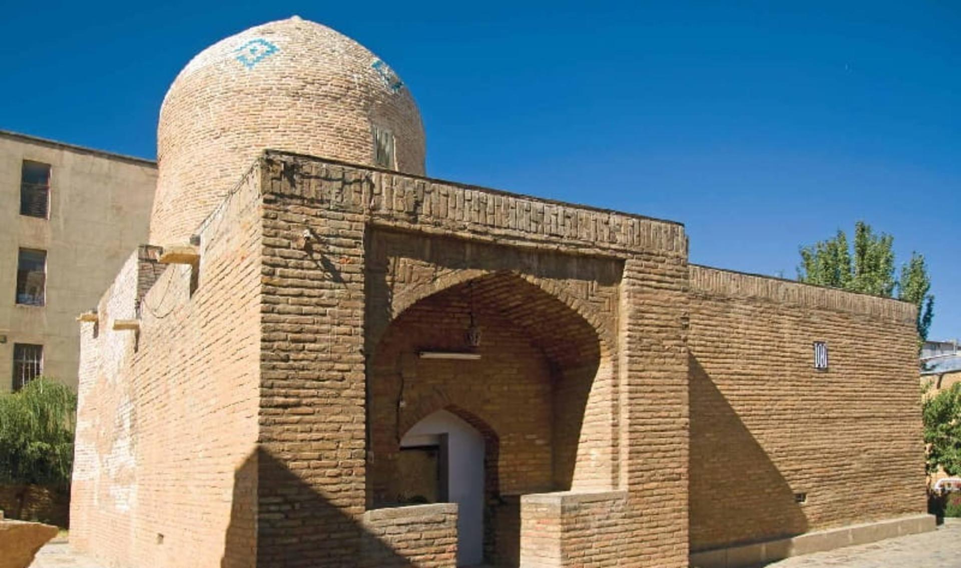 درب ورودی از نمای دیگر