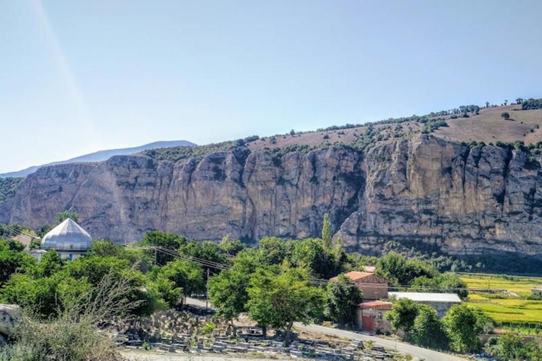 قبرستان سفید چاه از نمای دور