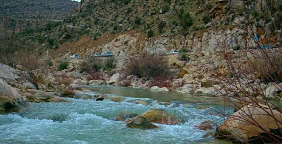 رودخانه تنگ تیزاب و کوهستان های اطراف با بوته های سبز