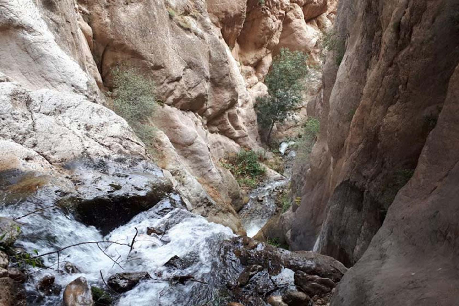 مسیر آب در آبشار شاهاندشت