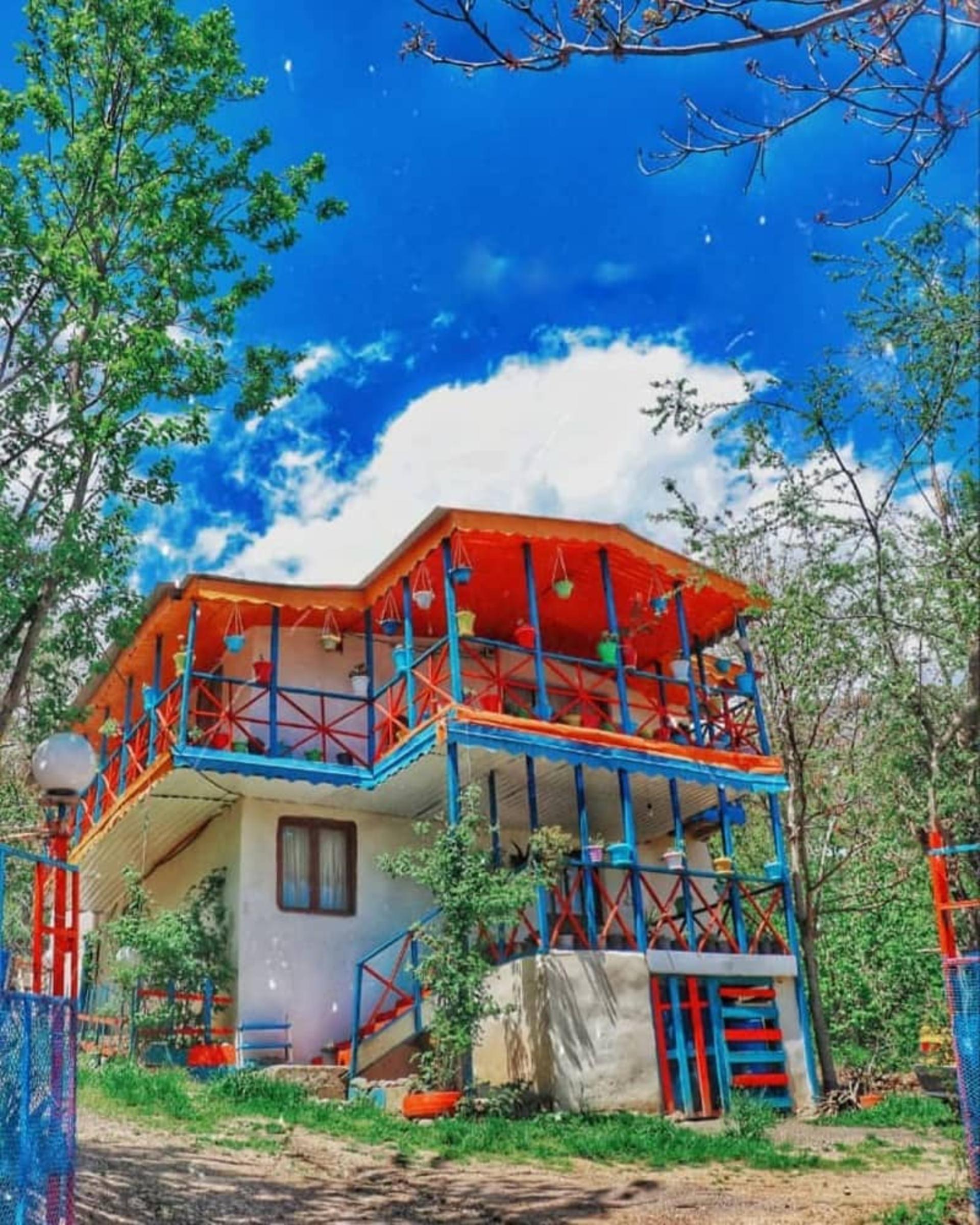 نمایی از اقامتگاه در بهار
