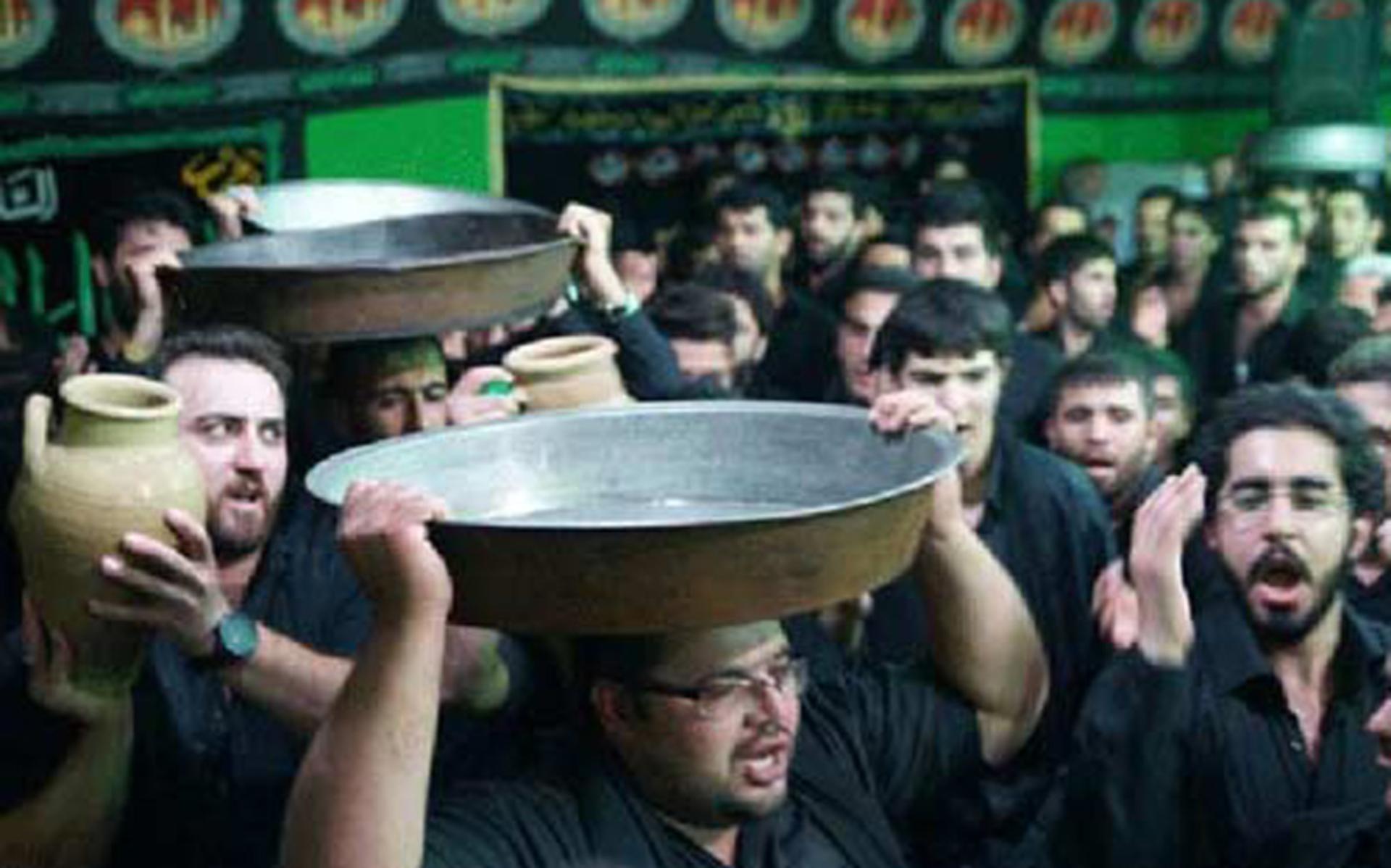 حمل طشت‌ها توسط عزاداران