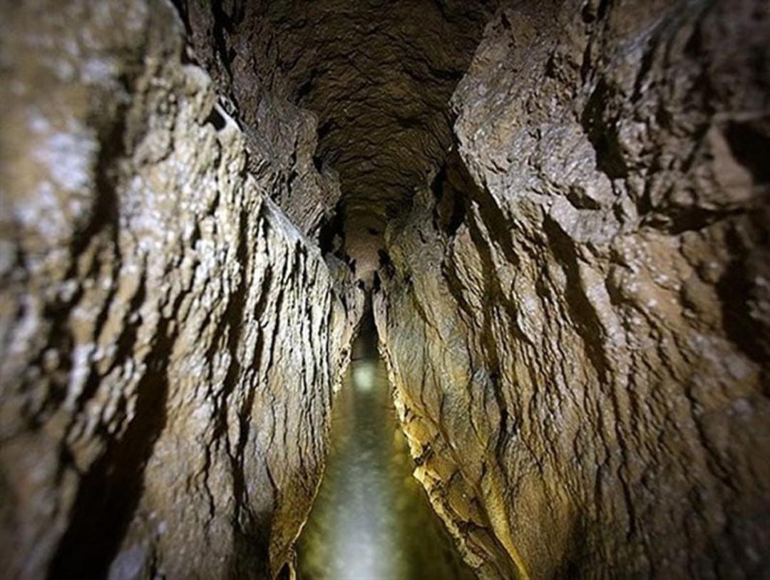 تونل باریک داخل قنات قصبه گناباد