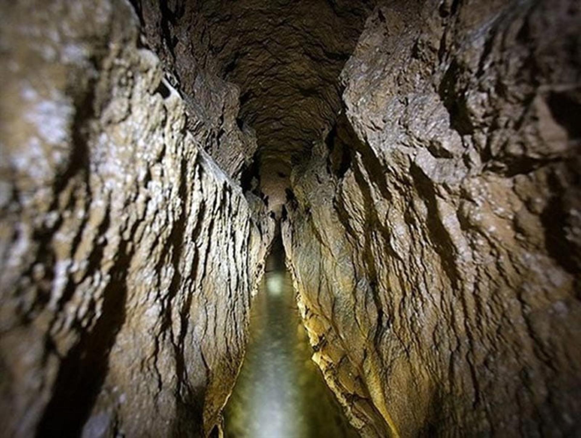 تونل باریک داخل قنات قصبه گناباد