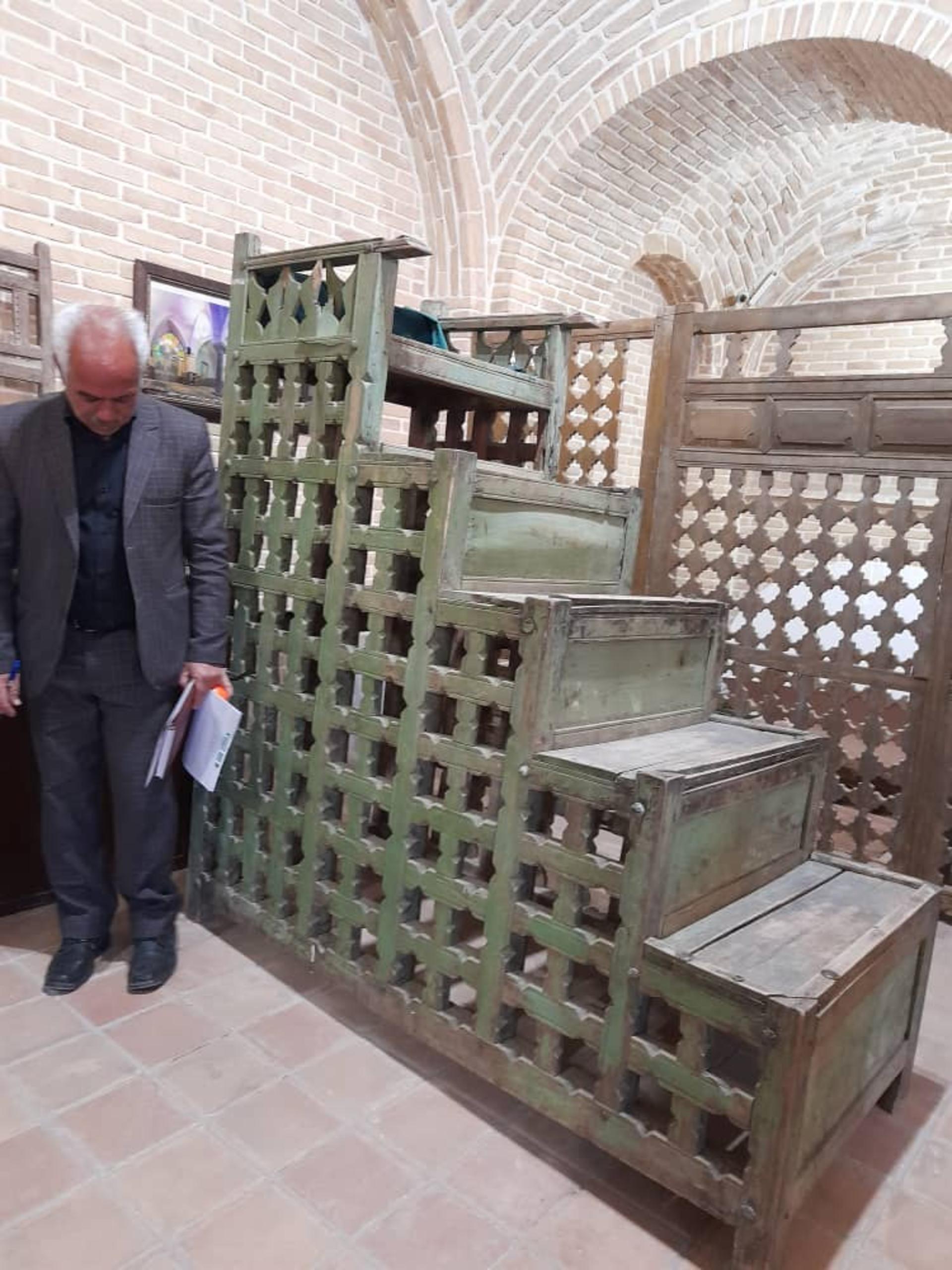 منبر قدیمی مسجد