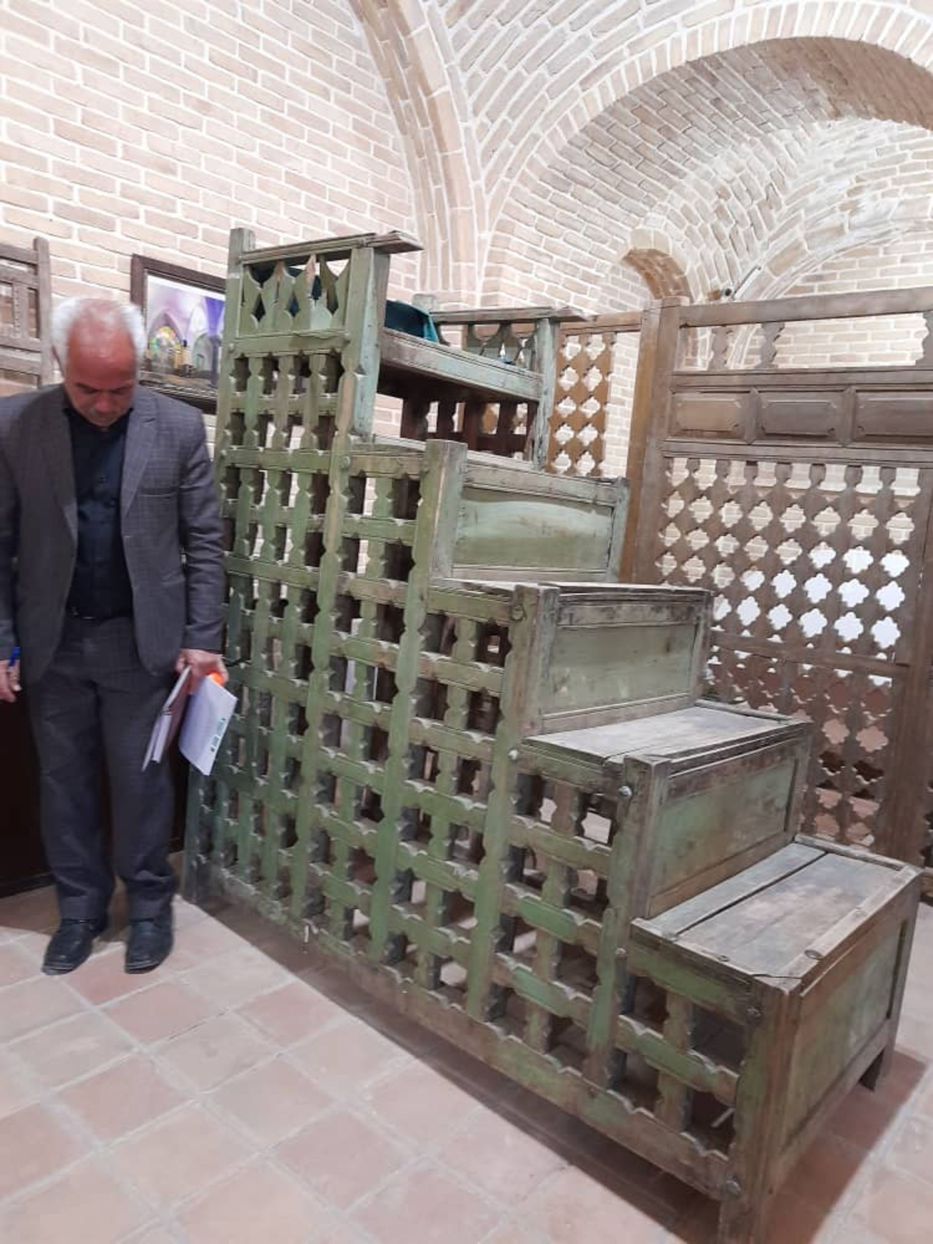 منبر قدیمی مسجد