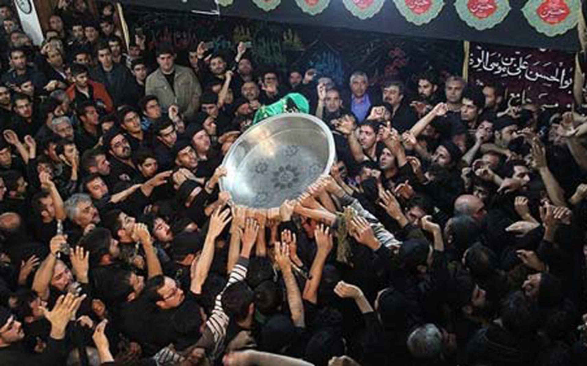 شور عزاداران در مراسم طشت‌گذاری