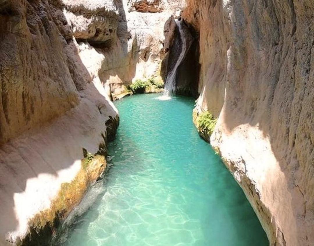 مسیر آبی داخل تنگه رغز میان صخره ها