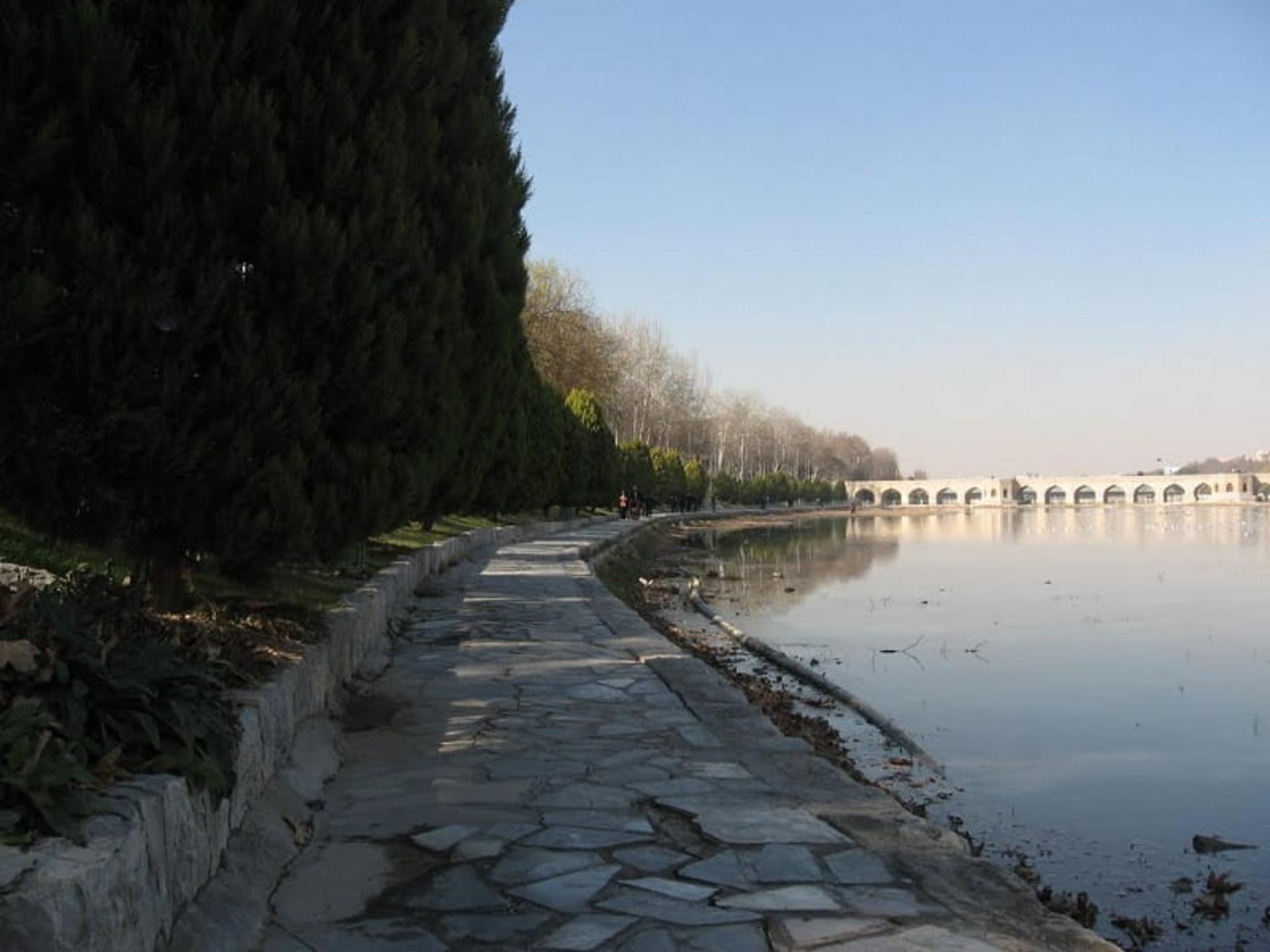 حاشیه پل چوبی