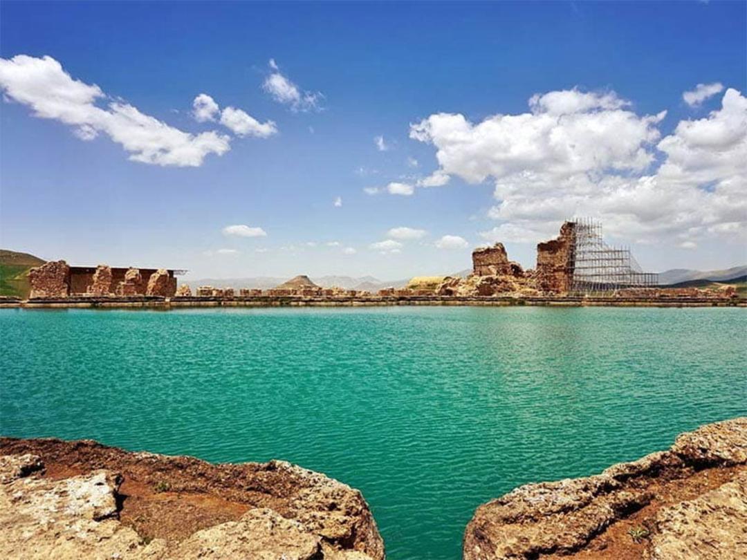 نمایی از دریاچه تخت سلیمان و بناها اطراف آن