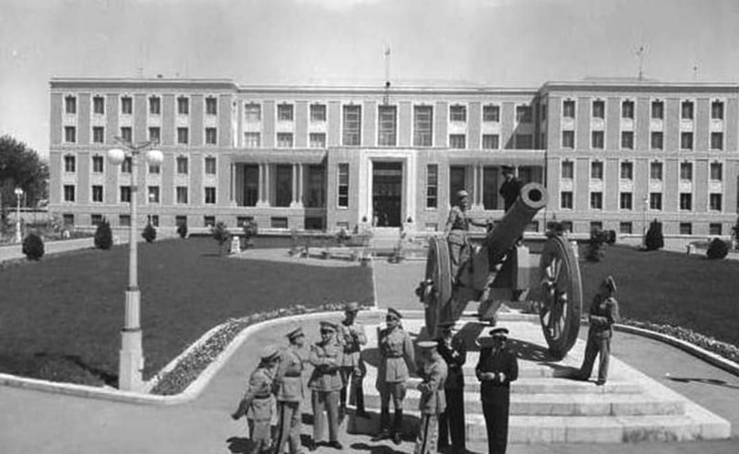نمایی از توپ مرواریدی مقابل باشگاه افسران در میدان مشق در زمان چهلوی