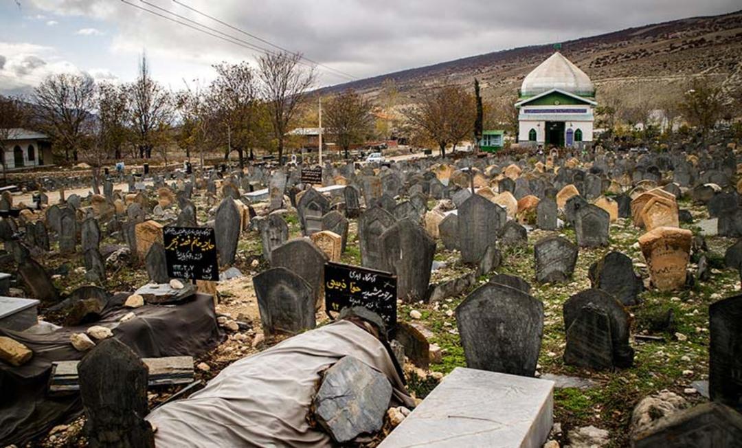امامزاده و گورهای قبرستان چاه سفید بهشهر زیر آسمان ابری