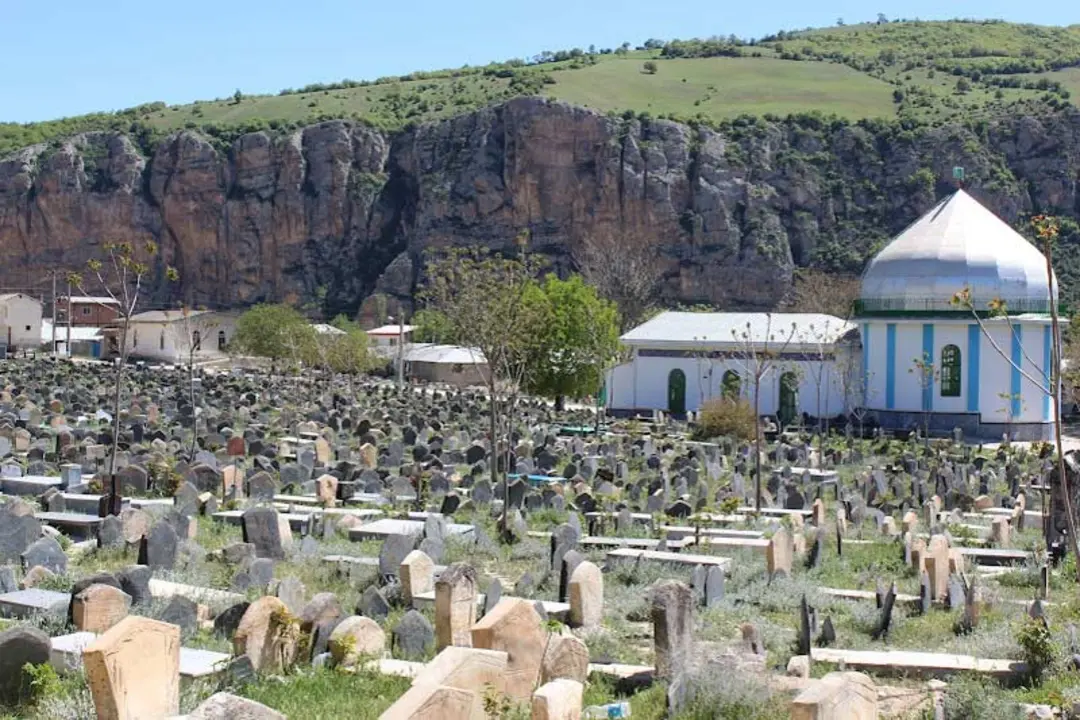 قبرستان سفید چاه در دل طبیعت