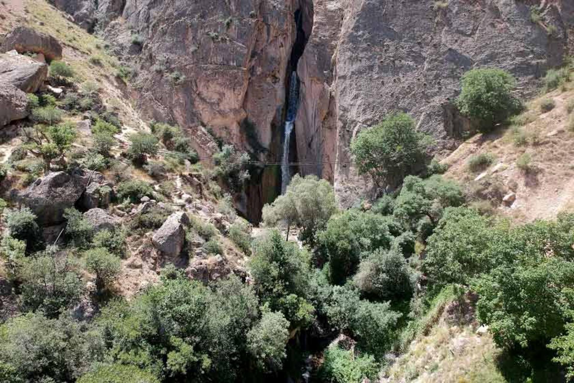 آبشار شاهاندشت در دل طبیعت بکر